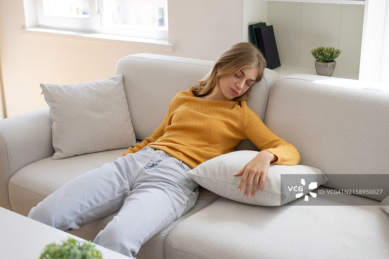 女人在家中沙发上小憩图片素材