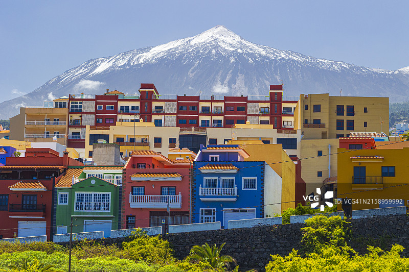 西班牙特内里费岛伊科德-德洛斯维诺斯色彩缤纷的房屋，背景是雄伟的泰德火山图片素材