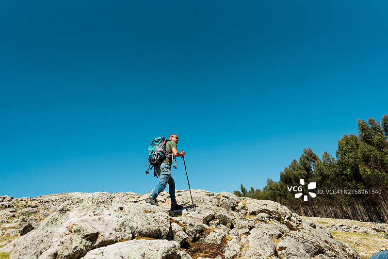 中年男人在秘鲁拉古纳山径徒步旅行图片素材