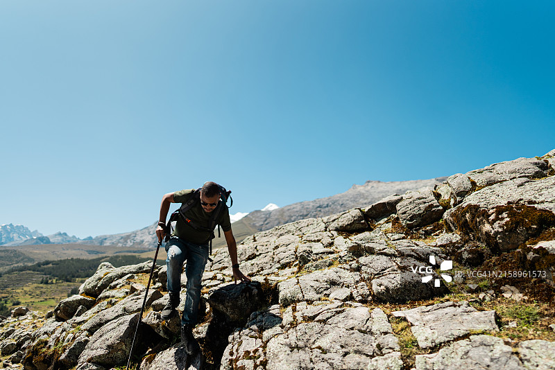 中年男人在秘鲁拉古纳山径徒步旅行图片素材