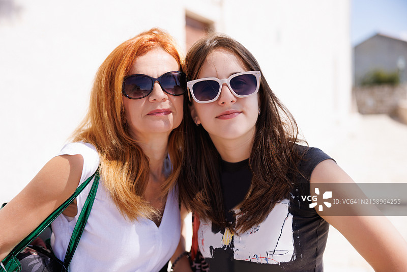 漂亮的中年妇女和她的十几岁的女儿参观古镇图片素材