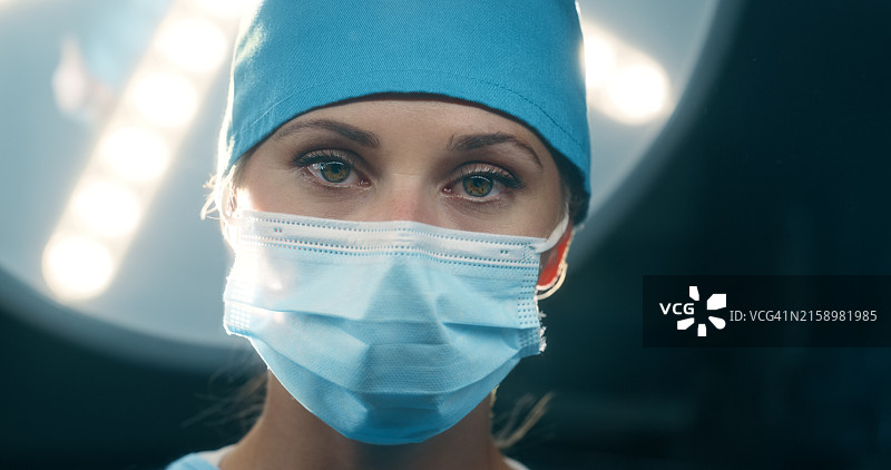 医院手术室：戴外科口罩的女性图片素材