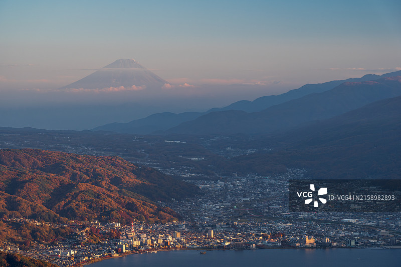 日本长野县高坊高原的诹访湖和富士山美景图片素材