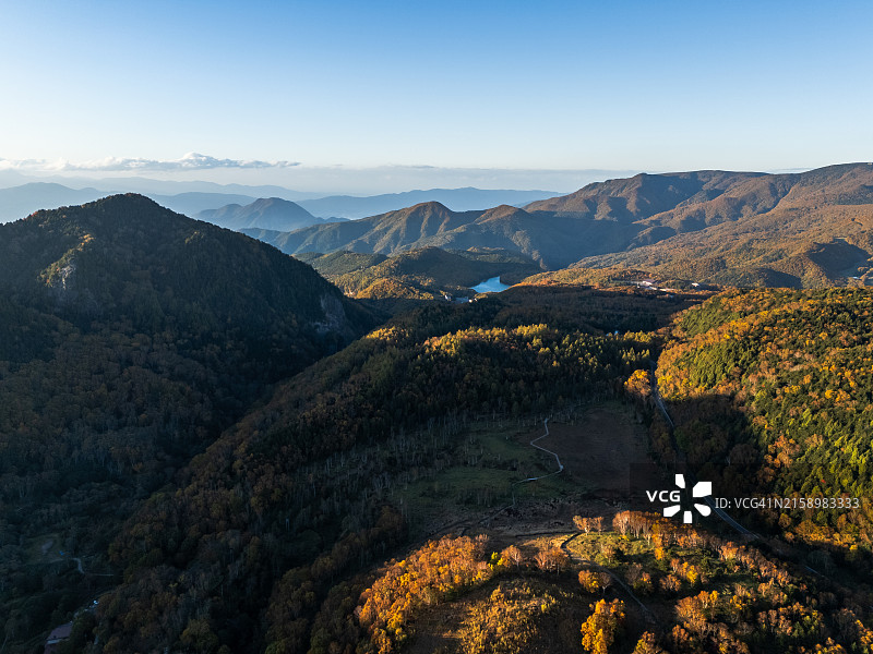 长野美丽的秋景和山路鸟瞰图片素材