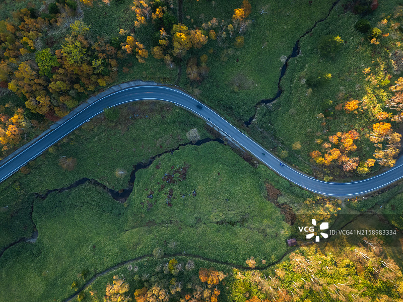 长野美丽的秋景和山路鸟瞰图片素材