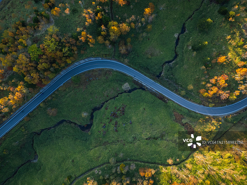 长野美丽的秋景和山路鸟瞰图片素材