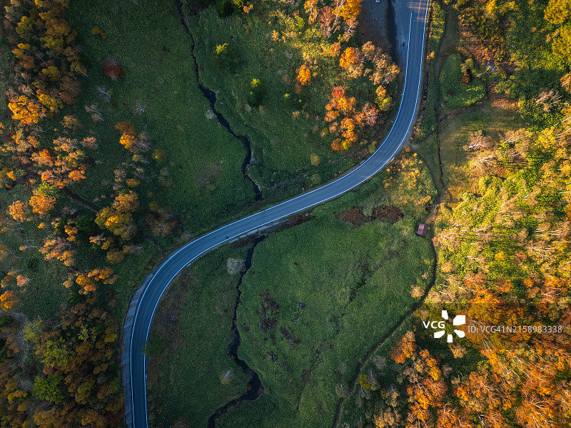 长野美丽的秋景和山路鸟瞰图片素材