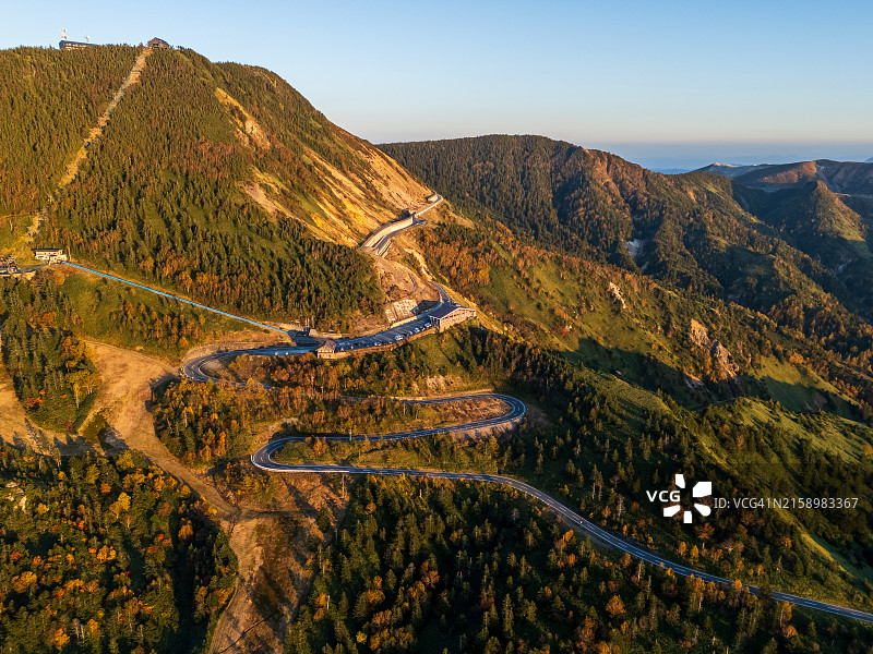 长野美丽的秋景和山路鸟瞰图片素材