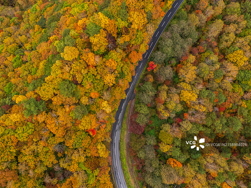 秋季山间蜿蜒公路和彩色景观航拍图片素材