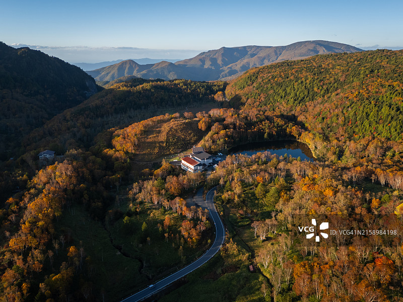 长野美丽的秋景和山路鸟瞰图片素材