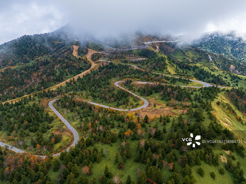 长野美丽的秋景和山路鸟瞰图片素材