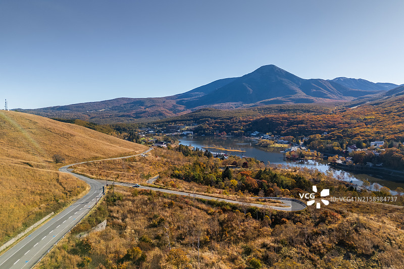 日本长野县茅野市白桦湖秋景航拍图片素材