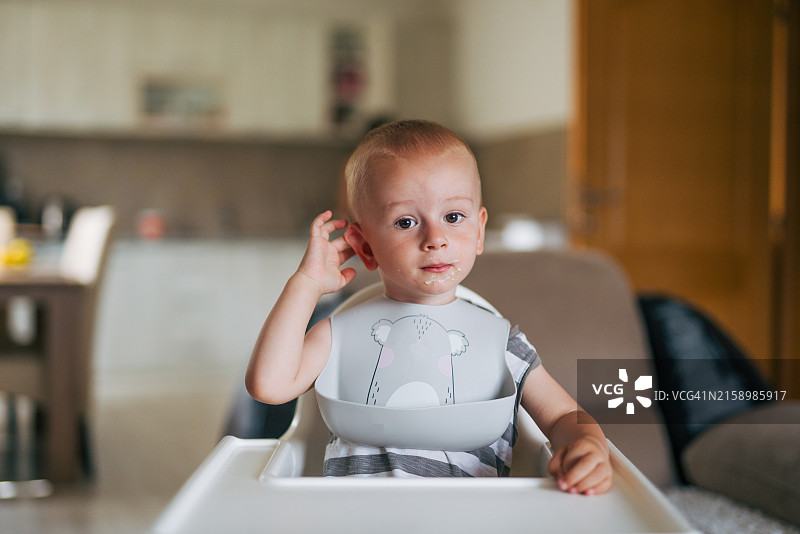 坐在儿童椅上的小男孩图片素材