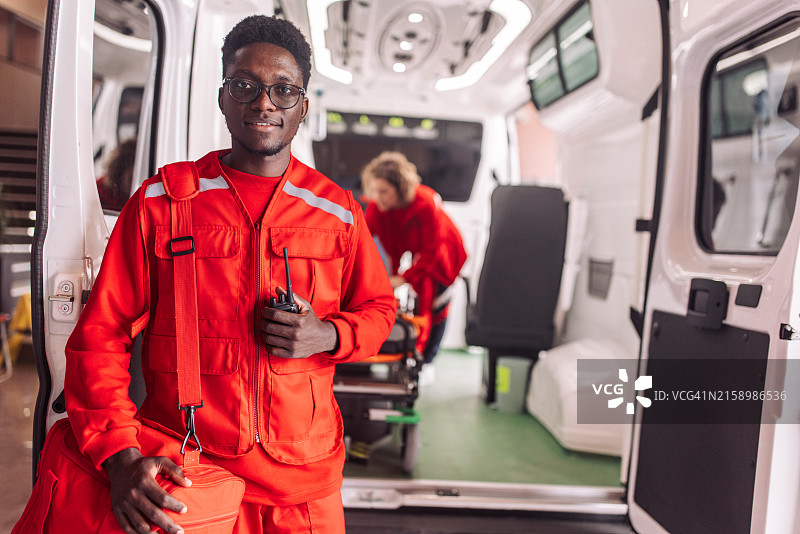 急救人员在救护车上用对讲机与同事联络图片素材