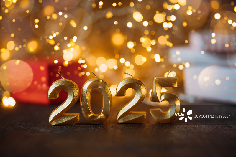 包含2025金色数字的圣诞节和新年作品图片素材