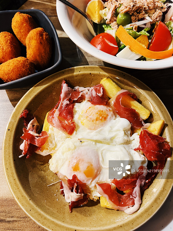西班牙小吃酒吧马德里土豆火腿煎蛋图片素材