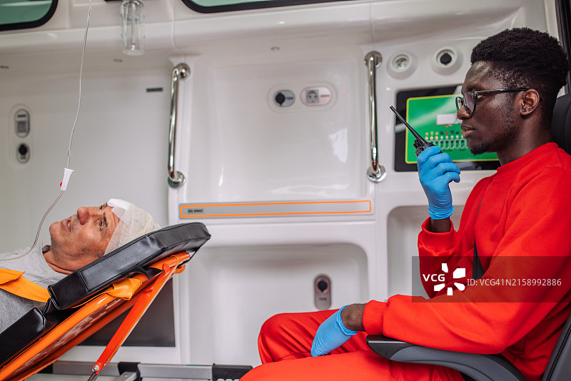 医护人员在救护车内使用对讲机与病人图片素材