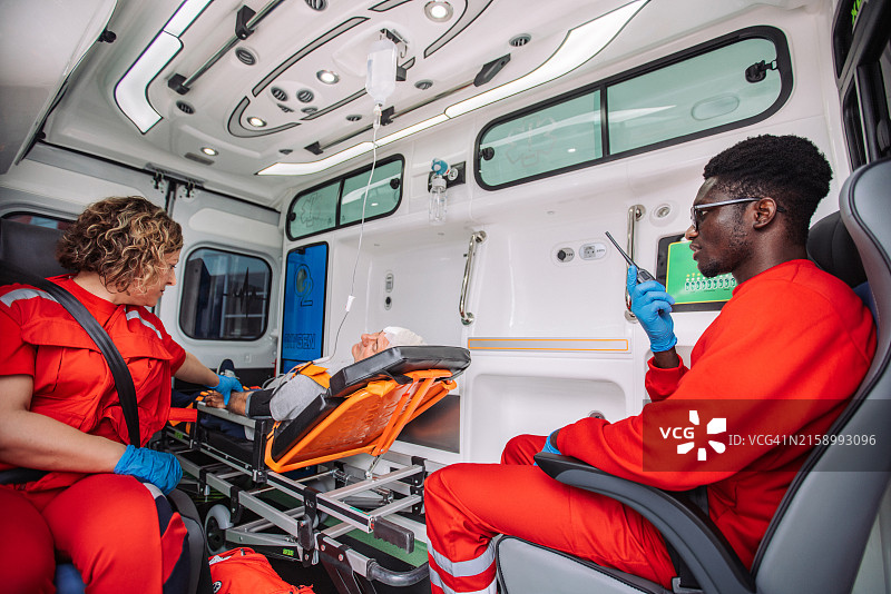 急救人员在救护车内协助受伤的病人图片素材