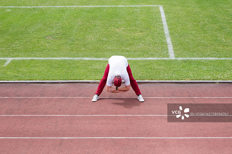 在运动跑道上锻炼的女人图片素材