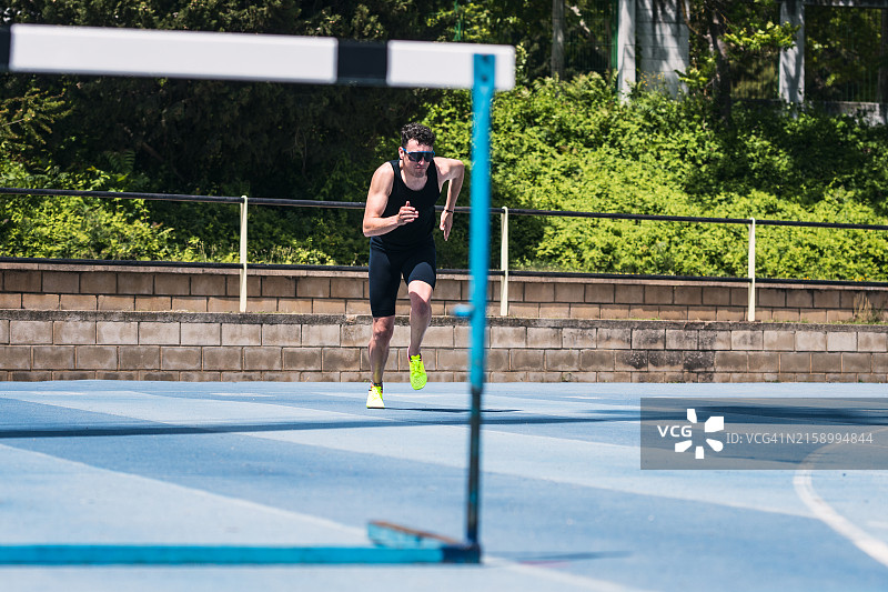 在公园锻炼的年轻人图片素材