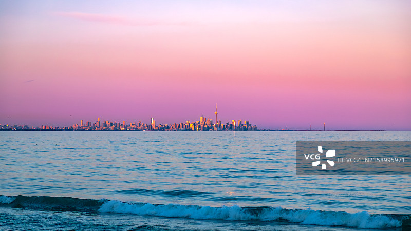 日落时大海对着天空的美景图片素材