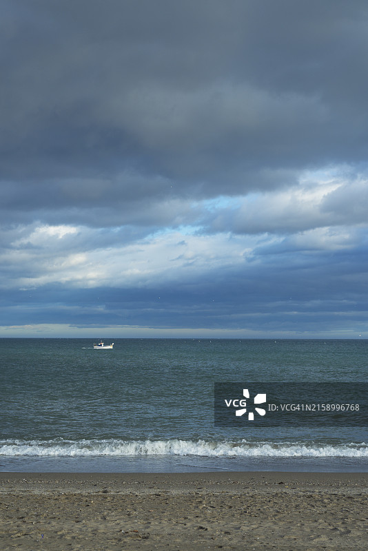 大海对着天空的美景图片素材