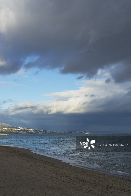 大海对着天空的美景图片素材