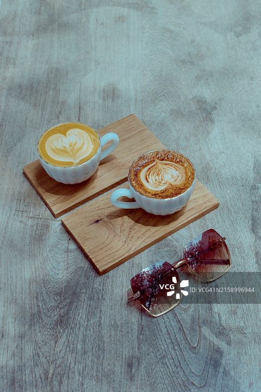 带眼镜的咖啡桌俯视图图片素材