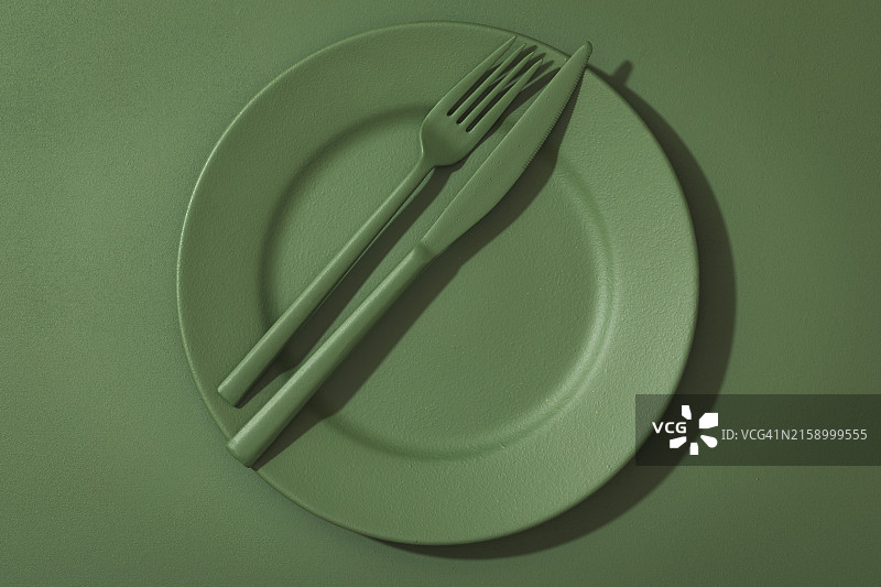 桌子上盘子的俯视图图片素材