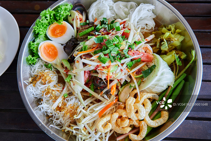餐桌上碗里食物的高角度视角图片素材