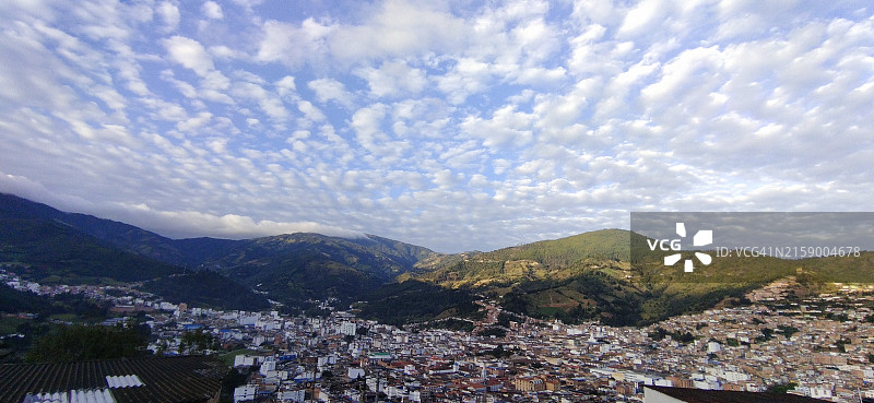 哥伦比亚北桑坦德省潘普洛纳城镇景观高角度视图图片素材