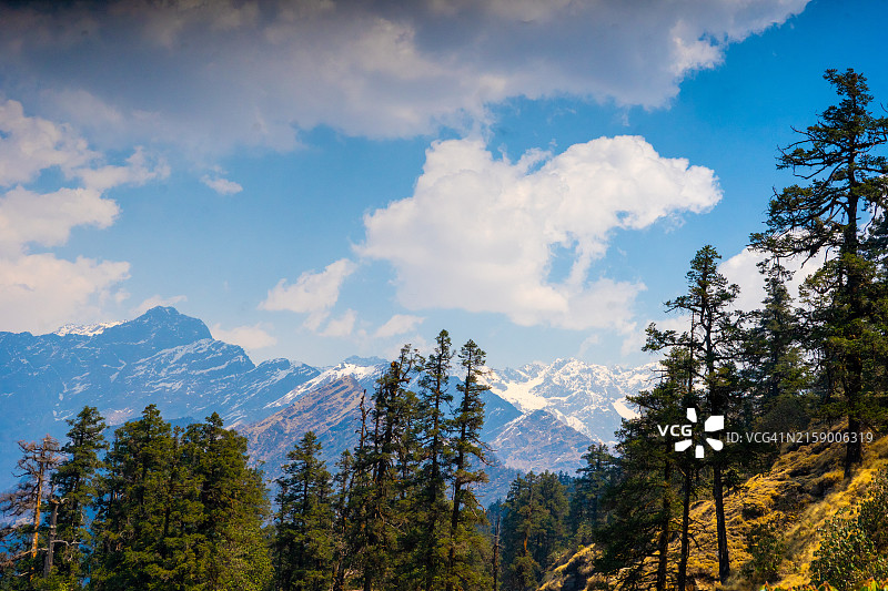 山对着天空的美景图片素材