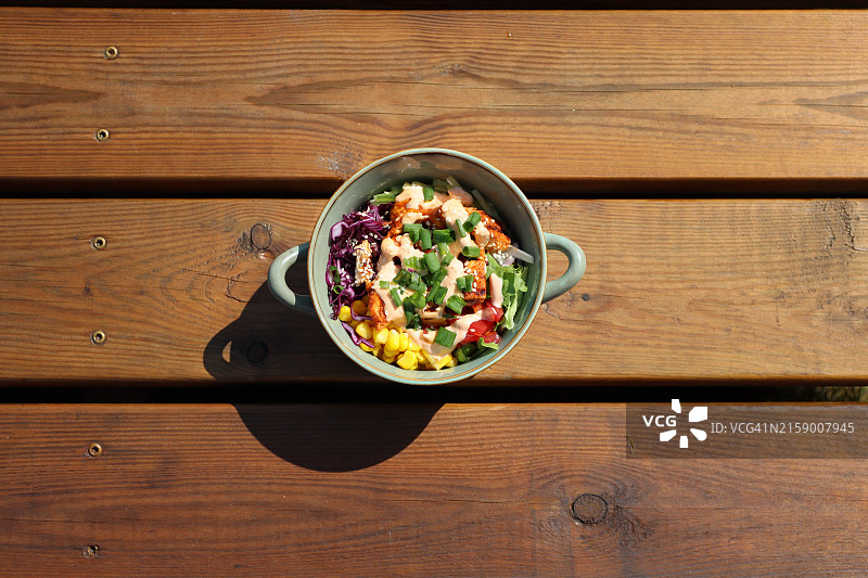 木制背景上的新鲜沙拉，波兰图片素材
