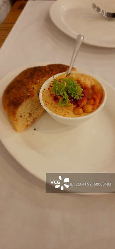 餐桌上盘子里食物的特写图片素材