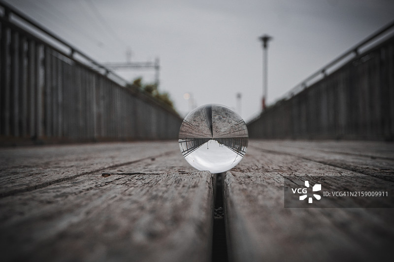人行天桥上的水晶球特写图片素材