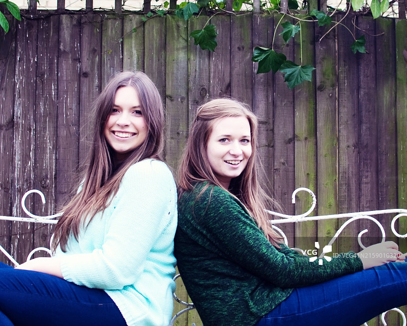 背靠背的姐妹图片素材