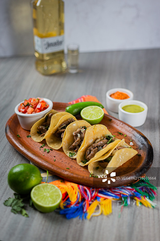 餐桌上的食物特写，美国图片素材