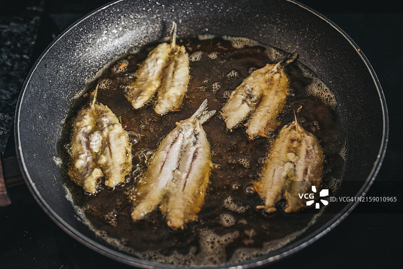 烹饪锅里的肉俯视图图片素材