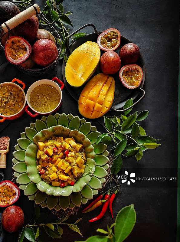 正上方是餐桌上的食物图片素材