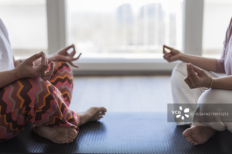 人们在冥想，特写镜头图片素材