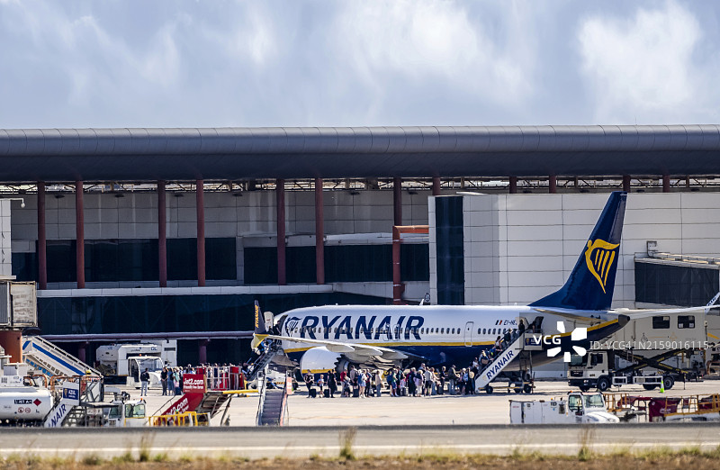 西班牙阿利坎特-埃尔切米格尔·埃尔南德斯机场的瑞安航空空客A320图片素材