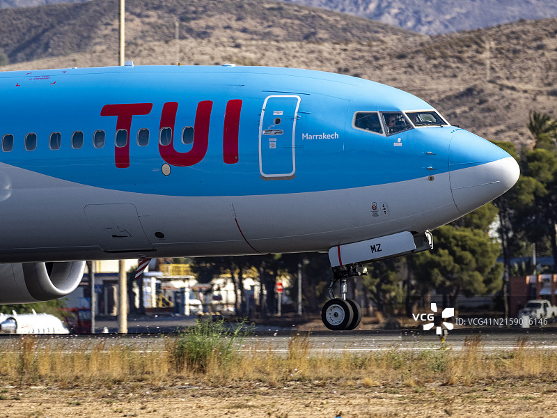 途易航空空客A320从西班牙阿利坎特-埃尔切米格尔·埃尔南德斯机场起飞图片素材