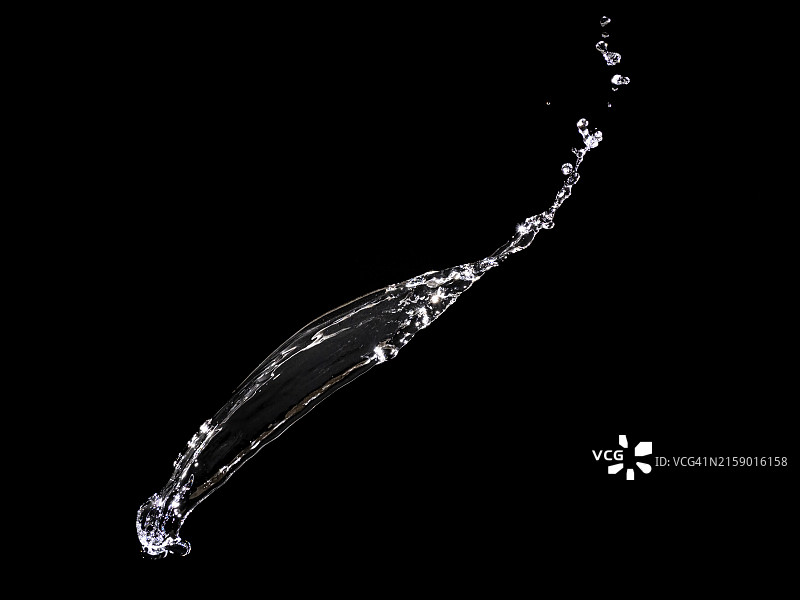 黑色背景上透明自然水流的动态图案图片素材