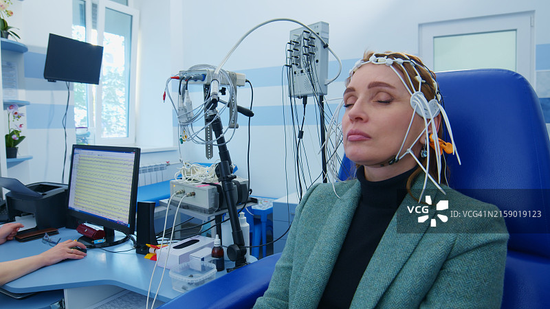 患者在医疗环境中接受脑电图测试图片素材