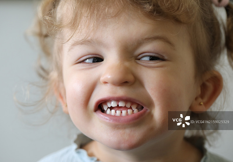 调皮的幼儿微笑图片素材