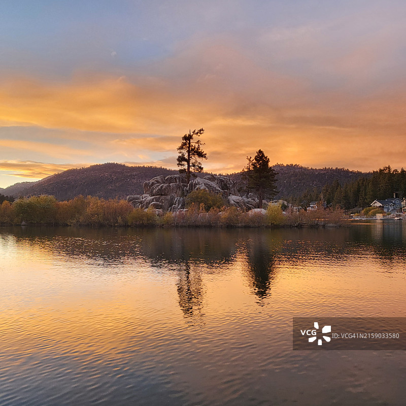 大熊湖巨石湾的壮丽日落图片素材