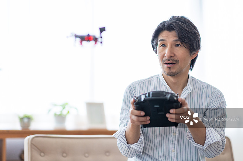 男人在房间里操控无人机图片素材