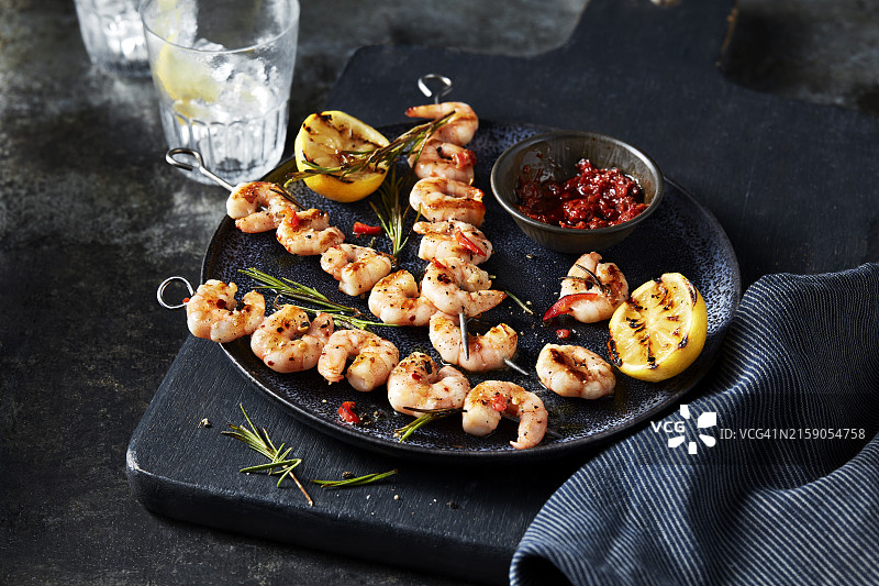 烤虾串配柠檬和蘸酱图片素材