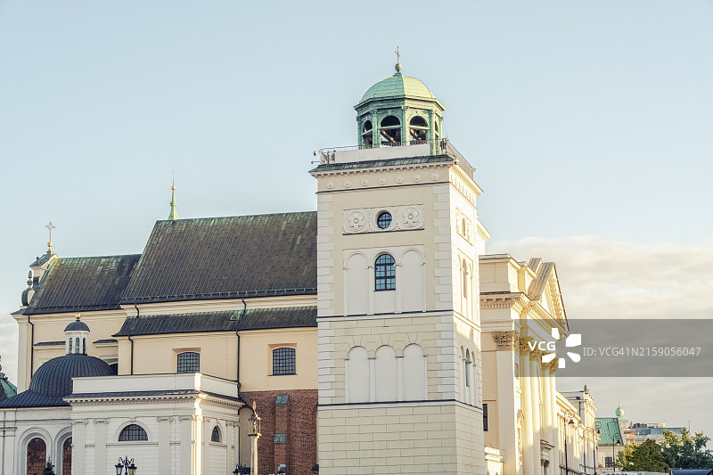 华沙老城蓝天下的圣安妮教堂，波兰图片素材