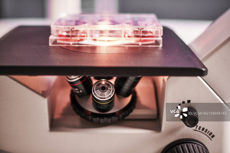 在光线下检查DNA材料的显微镜特写图片素材